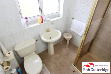 FIRST FLOOR FULLY TILED SHOWER ROOM