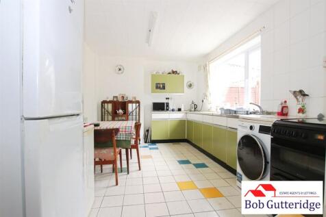 OPEN PLAN FITTED KITCHEN / DINING ROOM