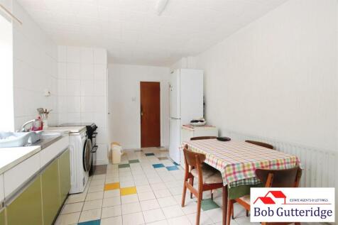 OPEN PLAN FITTED KITCHEN / DINING ROOM