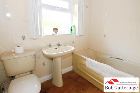 FIRST FLOOR BATHROOM