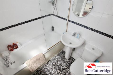GROUND FLOOR FULLY TILED BATHROOM