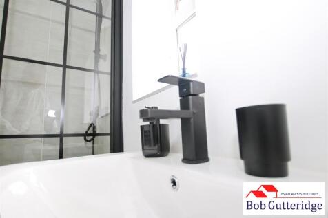 FIRST FLOOR BATHROOM