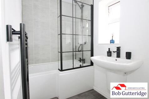 FIRST FLOOR BATHROOM
