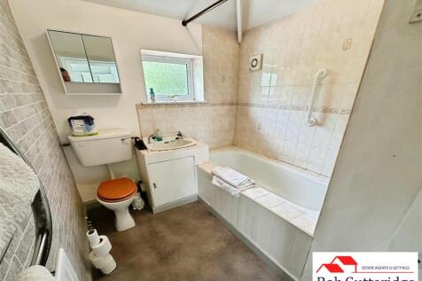 FIRST FLOOR BATHROOM