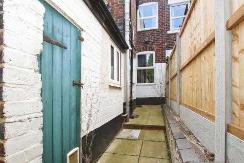ENCLOSED REAR YARD