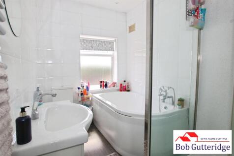 FIRST FLOOR FOUR PIECE BATHROOM