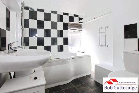 FIRST FLOOR BATHROOM