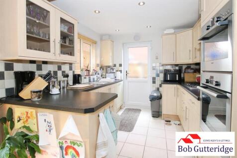 OPEN PLAN FITTED KITCHEN / DINING ROOM