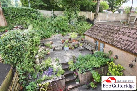 ENCLOSED REAR GARDEN
