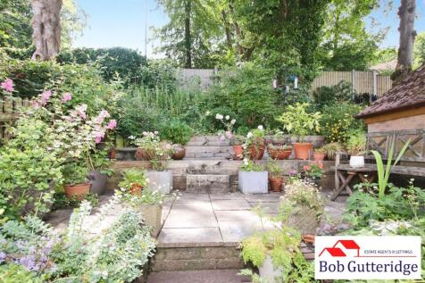 ENCLOSED REAR GARDEN
