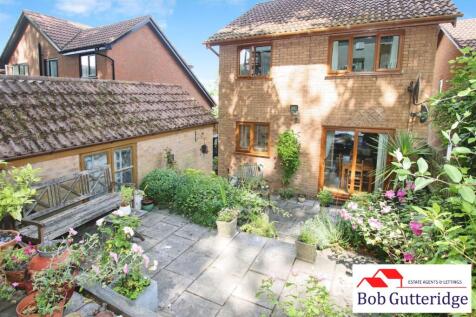 ENCLOSED REAR GARDEN