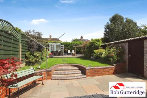 ENCLOSED REAR GARDEN