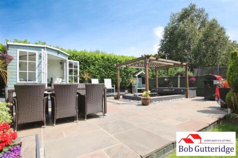 ENCLOSED REAR GARDEN