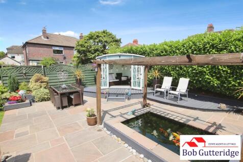 ENCLOSED REAR GARDEN