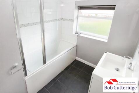 FIRST FLOOR BATHROOM