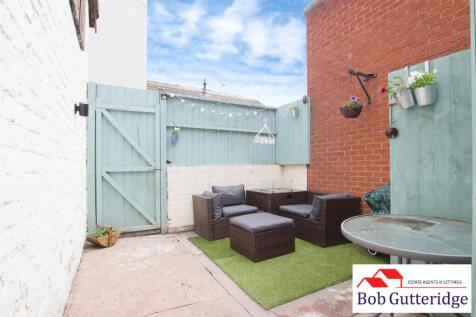ENCLOSED REAR YARD