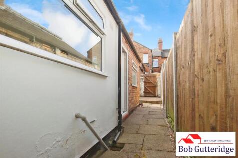 ENCLOSED REAR YARD