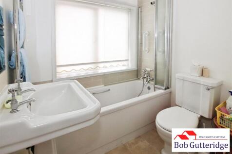 FIRST FLOOR BATHROOM