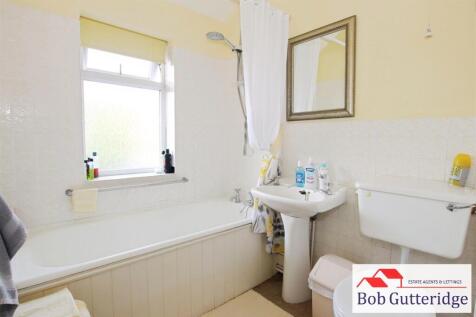 FIRST FLOOR BATHROOM