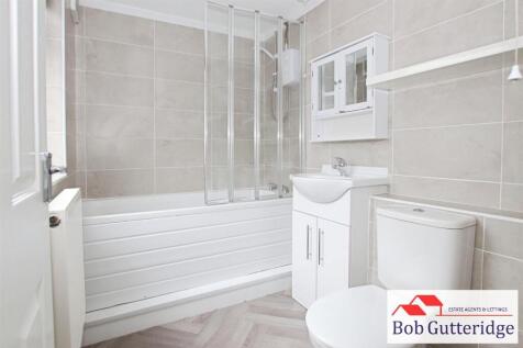 GROUND FLOOR FULLY TILED BATHROOM