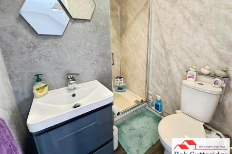 EN-SUITE SHOWER ROOM