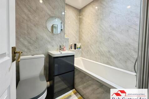 FIRST FLOOR BATHROOM