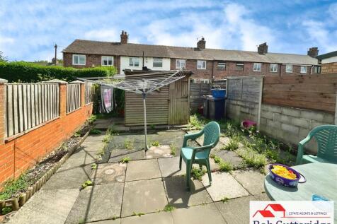 ENCLOSED REAR GARDEN