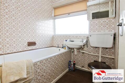 FIRST FLOOR BATHROOM