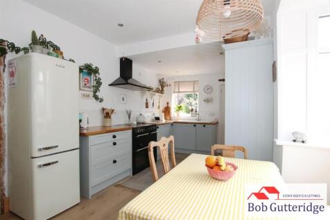 MODERN FITTED KITCHEN / DINING ROOM
