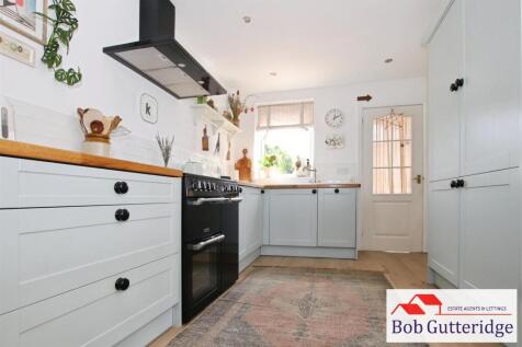 MODERN FITTED KITCHEN / DINING ROOM
