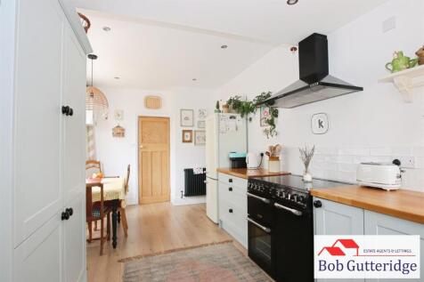 MODERN FITTED KITCHEN / DINING ROOM