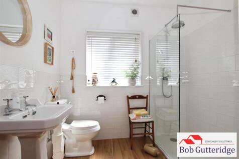 GROUND FLOOR SHOWER ROOM