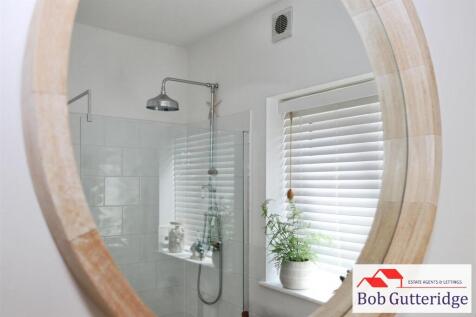 GROUND FLOOR SHOWER ROOM
