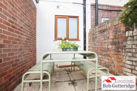 ENCLOSED REAR GARDEN