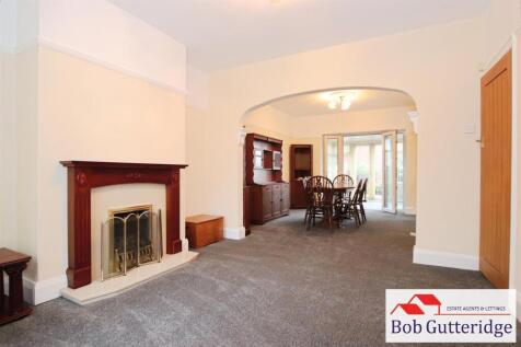 BAY FRONTED LOUNGE / DINING ROOM