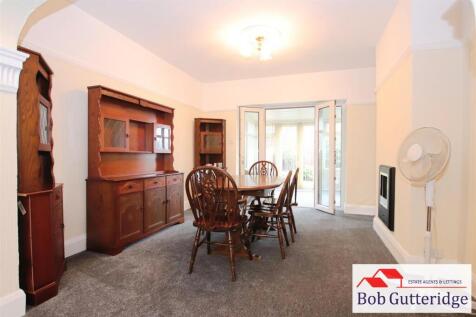 BAY FRONTED LOUNGE / DINING ROOM