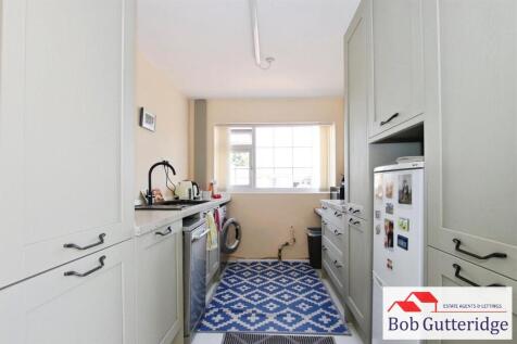 MODERN FITTED KITCHEN
