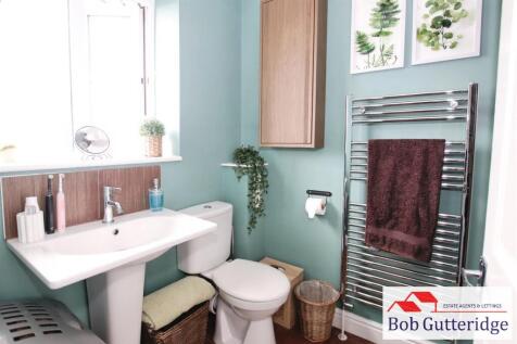 EN-SUITE SHOWER ROOM