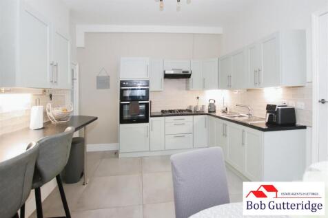 OPEN PLAN FITTED KITCHEN/DINING ROOM