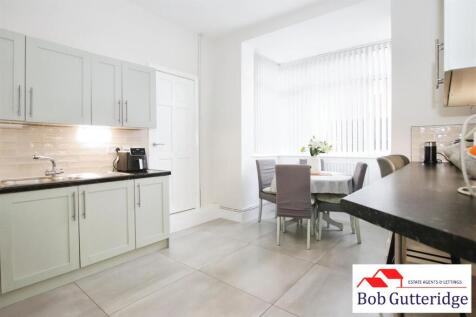 OPEN PLAN FITTED KITCHEN/DINING ROOM