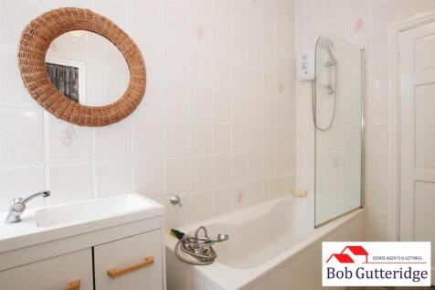 FIRST FLOOR BATHROOM