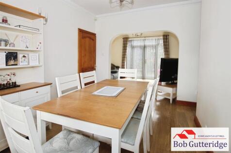 BAY FRONTED DINING ROOM