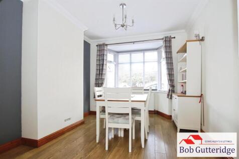 BAY FRONTED DINING ROOM