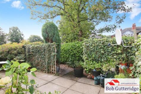 SIDE / REAR GARDEN
