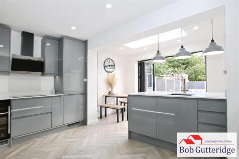 EXTENDED MODERN FITTED KITCHEN / DINING ROOM