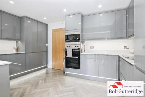 EXTENDED MODERN FITTED KITCHEN / DINING ROOM
