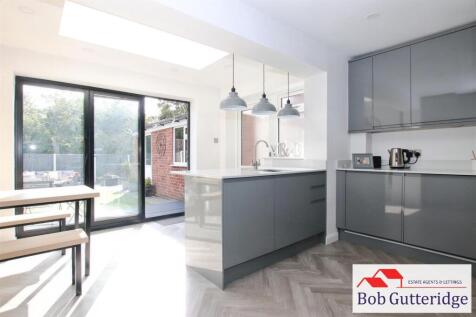 EXTENDED MODERN FITTED KITCHEN / DINING ROOM