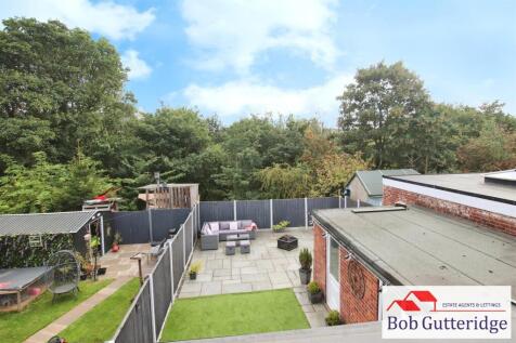 ENCLOSED LANDSCAPED REAR GARDEN