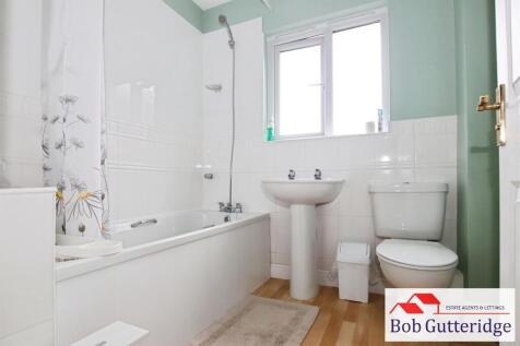 FIRST FLOOR BATHROOM