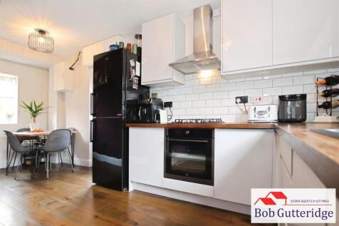 &#34;L&#34; SHAPED  FITTED KITCHEN / DINING ROOM